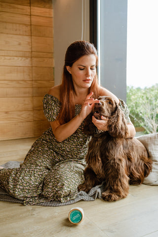 Mujer cuidando a su perro | The Doog Life
