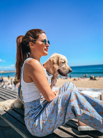 chica y perro en la playa Barcelona