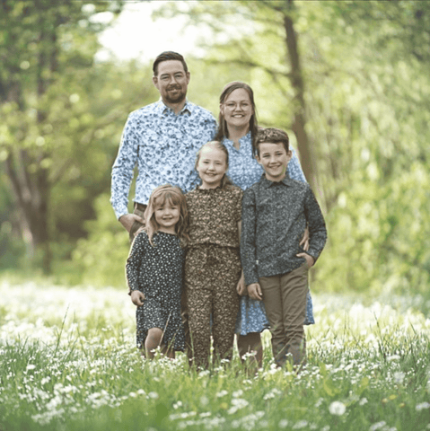 Familien bag Lidt Sundere. Lidt Sundere er en webshop med fokus bære bæredygtighed og en kemifri hverdag. Vi ønsker det skal være at nemme produkter uden kemi. Vores produkter er særligt udvalgte netop til dig.