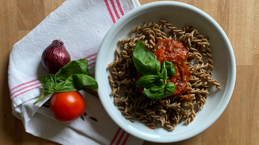 Quinoa Vollkorn Nudeln mit Tomaten-Basilikum Sauce