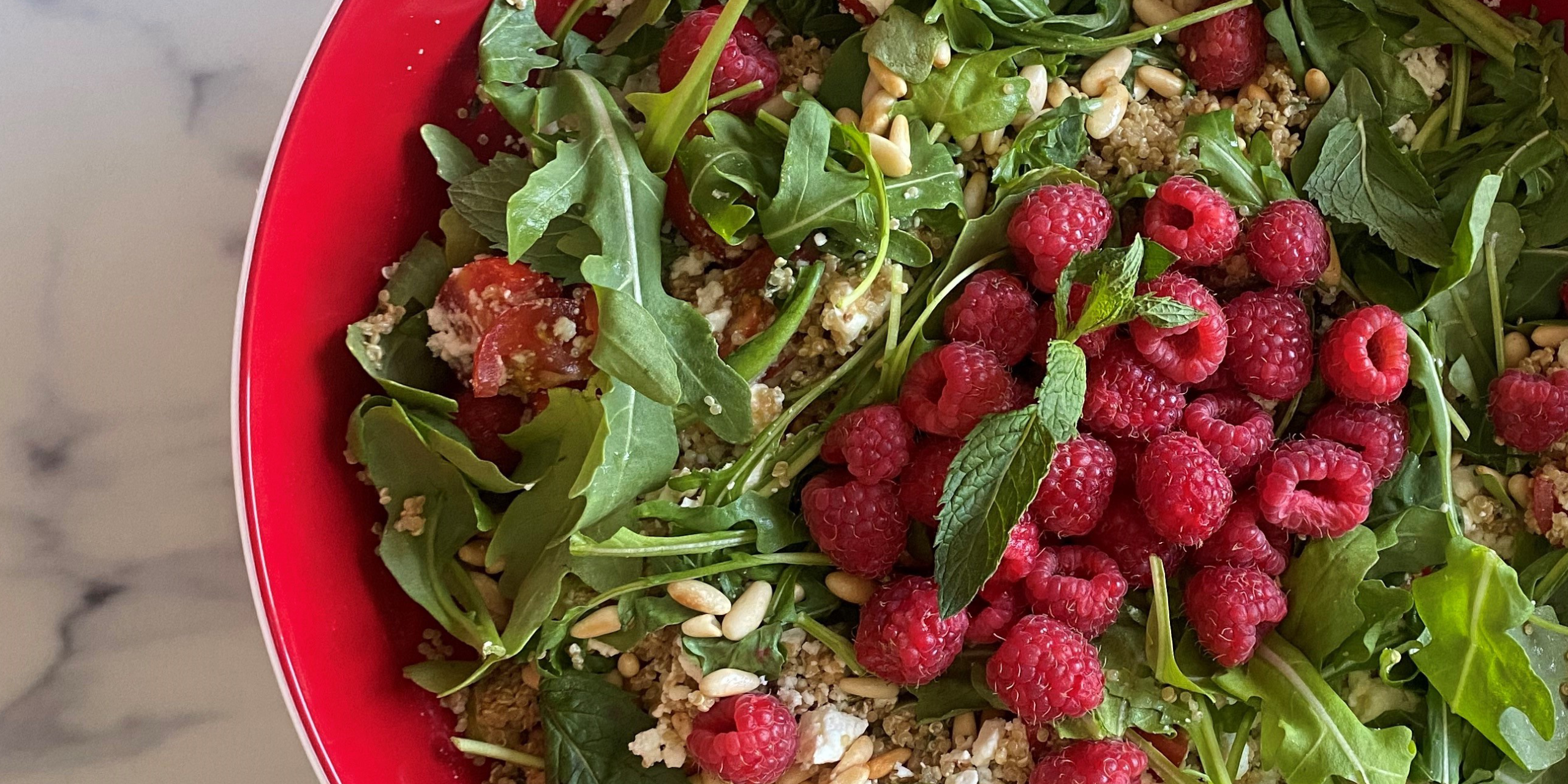 Quinoa-Salat mit Himbeeren und Rucola