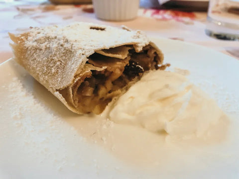 foods to try in Vienna - Äpfelstrudel