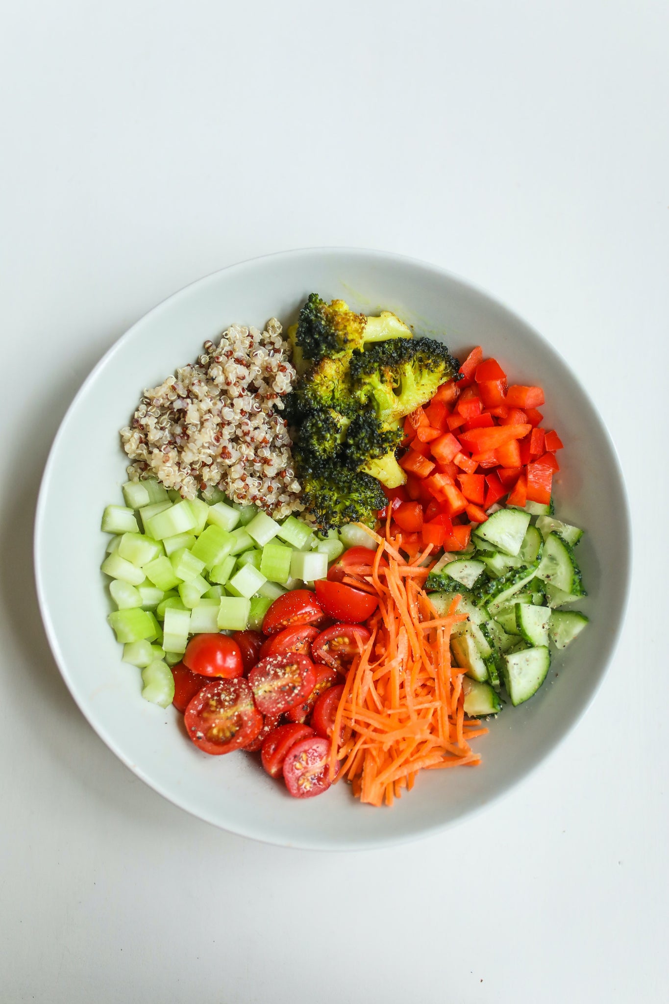 A picture of a healthy salad that's good for your brain and gut, very colorful, and a white salad bowl on a white background. Gut	Probiotics Brain health	Prebiotics Gut-brain axis	Inflammation Gut microbiome	Fiber Digestive health	Cognitive function