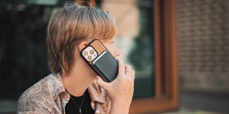 Étui MagSafe avec portefeuille sur l'oreille