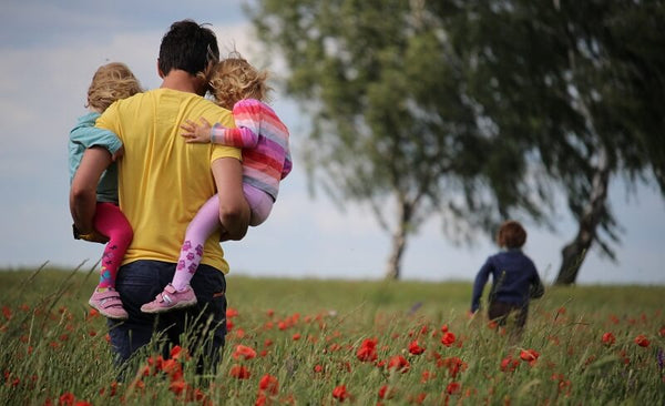 Diversión al aire libre con la familia en la temporada de primavera