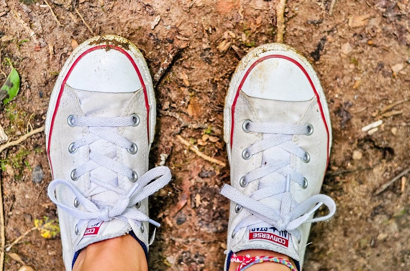 how to clean white canvas shoes