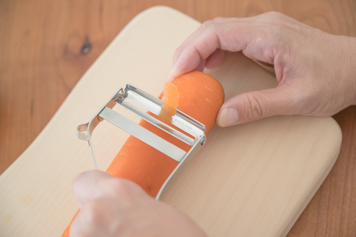 Ever Peeler, left-handed vegetable peeler peeling carrots