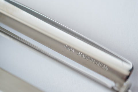 The ultra-hard stainless steel material "440A" engraved on the peeler