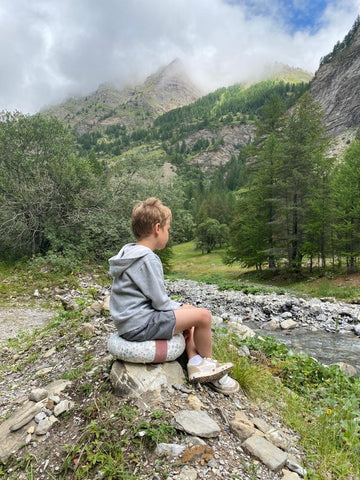 Enfant qui médite en pleine nature