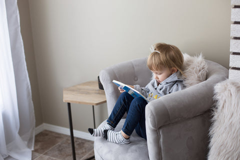 Enfant qui lit en pleine conscience