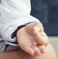 Enfant-en-position-de-meditation