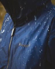 Fumarel - Abrigo impermeable goretex con gotas de lluvia cayendo