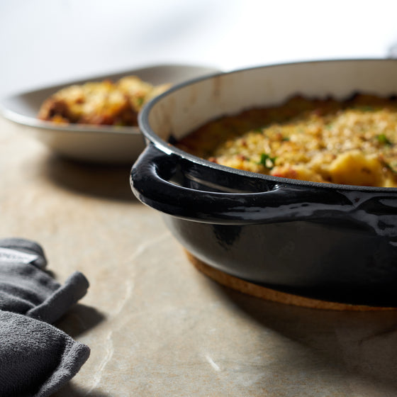 28cm Black Cast Iron Shallow Casserole Dish With Lid Image 4