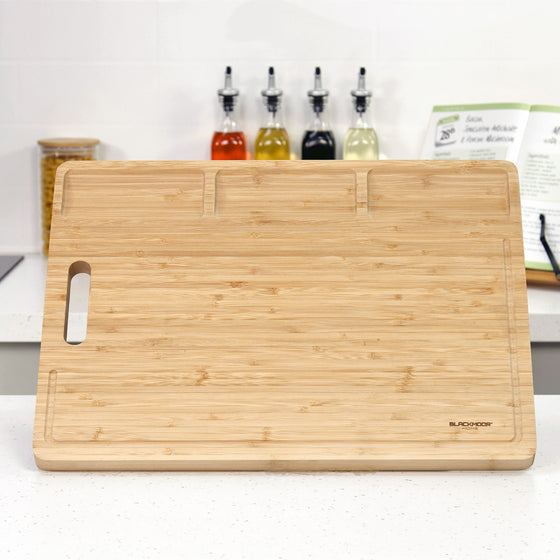 https://cdn.shopify.com/s/files/1/0599/6049/2193/products/blackmoor-eco-friendly-bamboo-chopping-board-with-handle_560x560_crop_center.jpg?v=1646753973