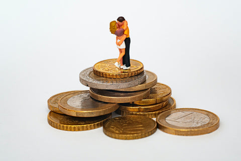 money coins with little figures kissing