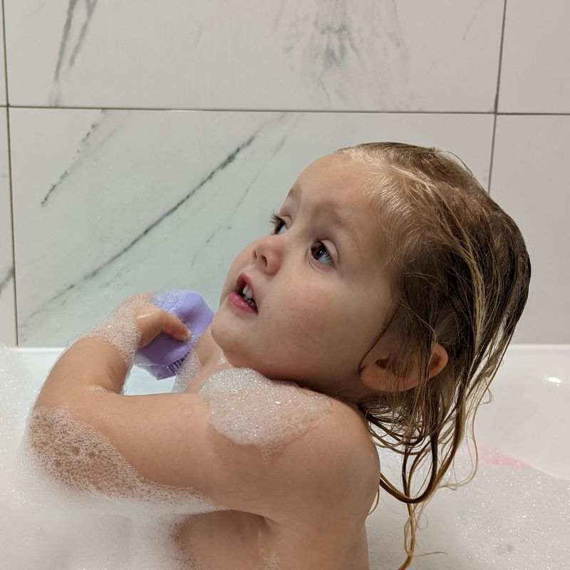 how to wash your toddler using a silicone bathtime scrub