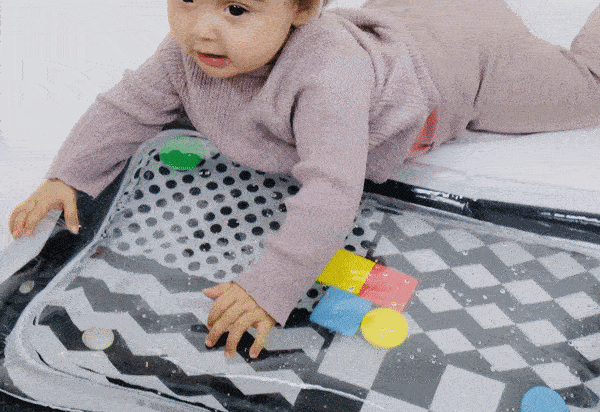 how a black and white play mat improves tummy time