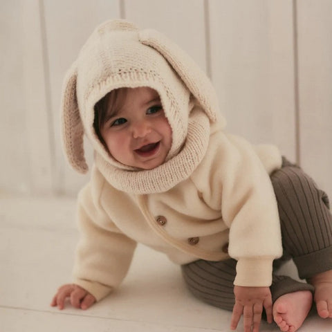 Wełniany ubiór dziecka. Naturalna wełna chroni dziecko przed zimnem i zapewnia komfort. 