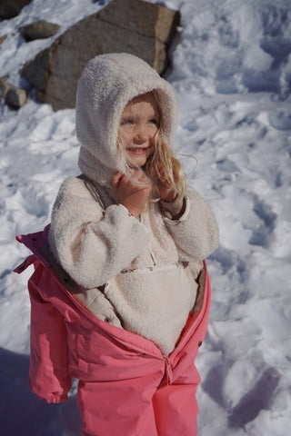 Starsze dziecko w ubraniu zimowym