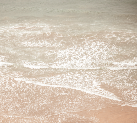 Wellen treffen auf Strand