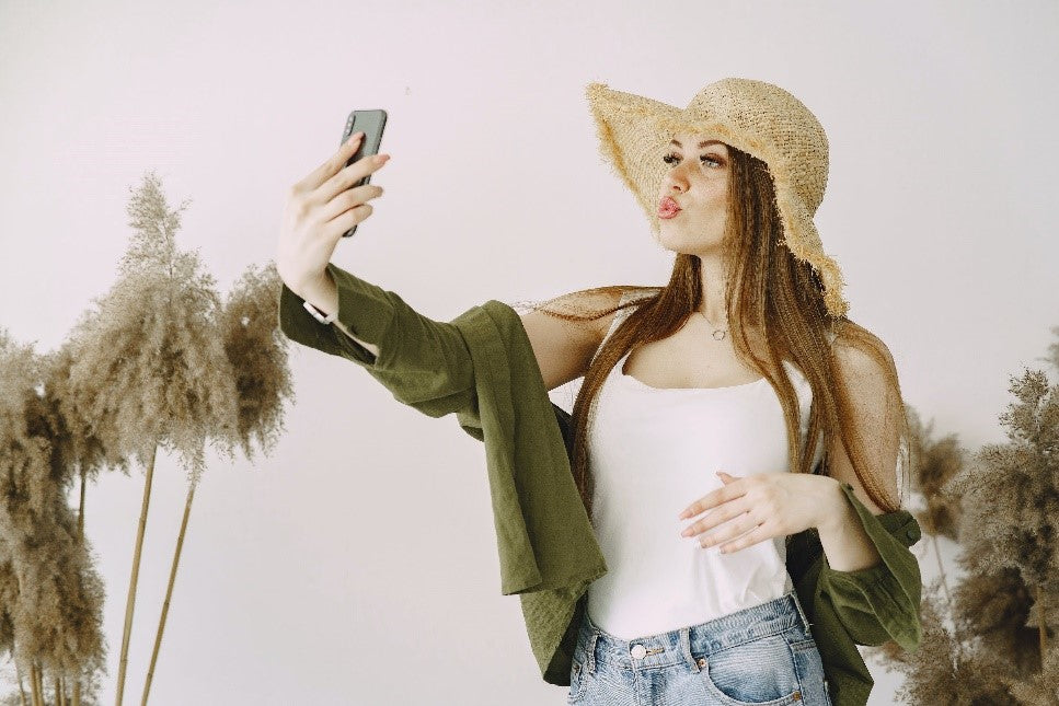 Show Your Gorgeous Self: 5 Tips For A Perfect Selfie by Iles Formula