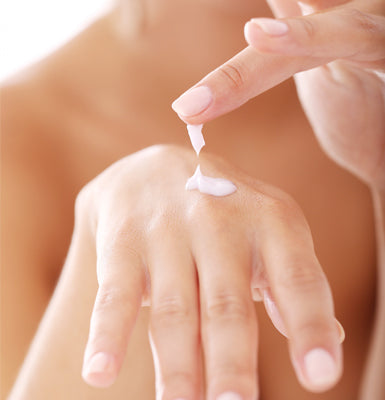 <p>With gentle hands, treat your skin to a mini massage with our lotion.</p>