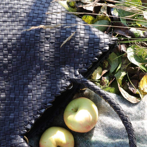 Ribichini introduserer vesker i flettet epleskinn, et miljøvennlig alternativ med økt fokus på bærekraft og vegetariske valg.