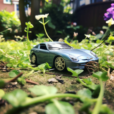une voiture rc dans un jardin