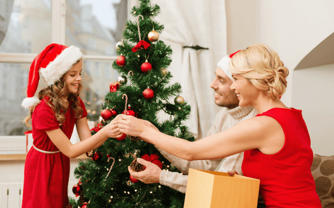 Famille décorant un sapin de Noël