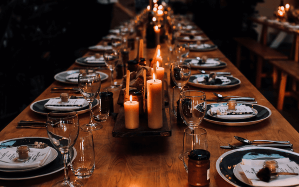 Long wooden set table with lid candles