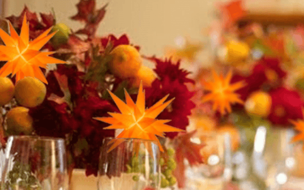 Table arrangement with dried leaves. Apples and little Moravian star lights