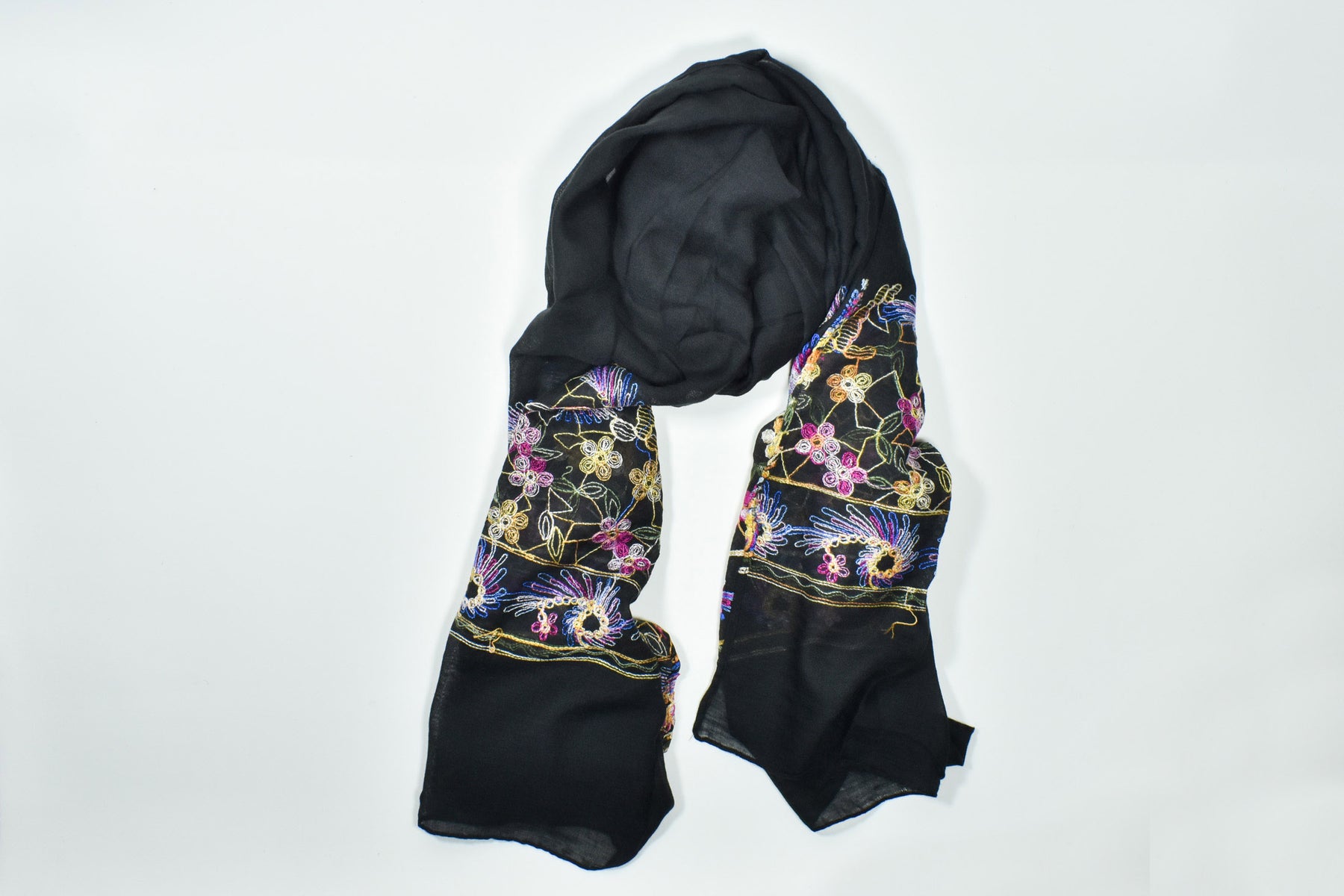 Pañuelo bordado color negro con flores lilas amarillas y rosas – Tresher  Accesorios