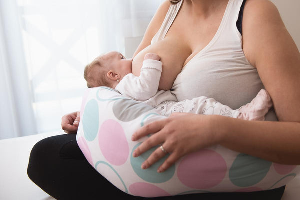 Maman allaite bébé coussin