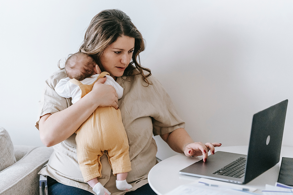 maman avec bébé qui travaille