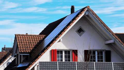 Schrägdach mit PV-Anlage und ein Balkon mit Fünf Monokristalline Solarmodue.