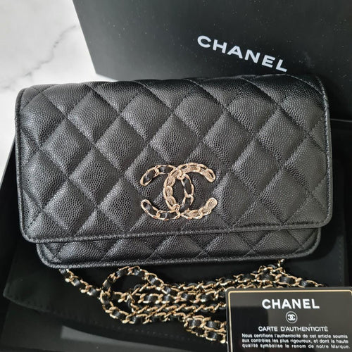 Shop CHANEL MATELASSE 2022 SS Phone & Airpods Pro Case with Chain by  Mycloset*