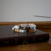 bracelet 7 chakra avec pierres naturelles, composé de perles de quartz fumé (brun), d'aigue-marine (bleu), la sélénite (blanche), l'aventurine (rose et orange) et la pierre de lune(mixte)