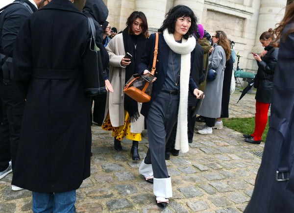 woman with casual outfit and a long white scarf