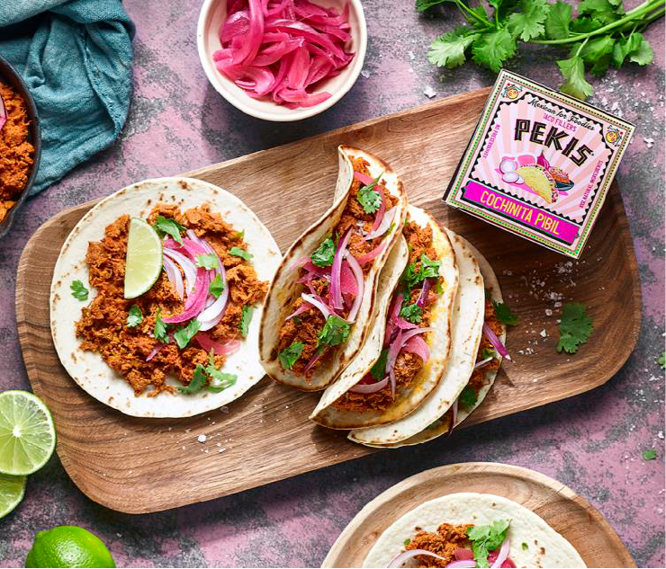 Tacos de cochinita pibil con cebolla encurtida y lima – Pekis