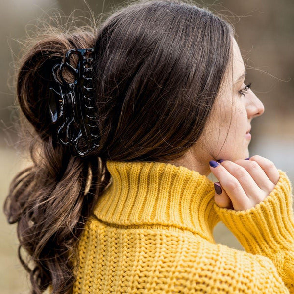 French Twist maintenu par une grande griffe à cheveux avec un col roulé