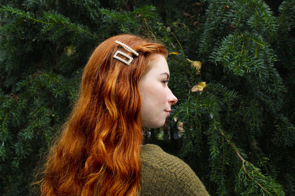 Cheveux longs roux deux barrettes perles