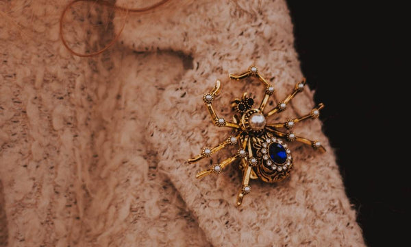 Broche de araña de cristal de zafiro y perla-Rosie Fox-Brooches-Crystal-Tegen Accesorios