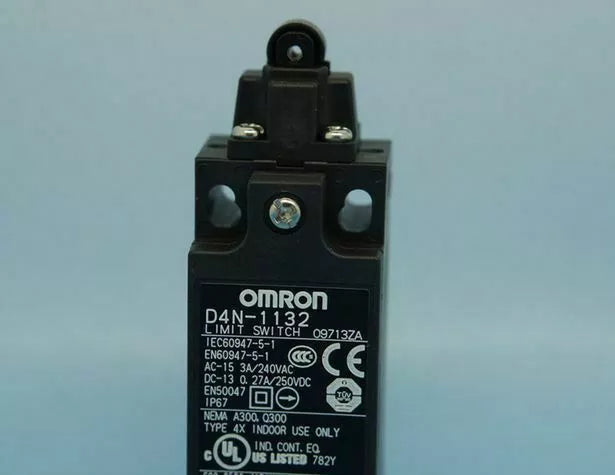 Omron D4N-1132 D4N1132 Limit Switch