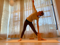 Yogaställning-Trekanten-med-yoga-block