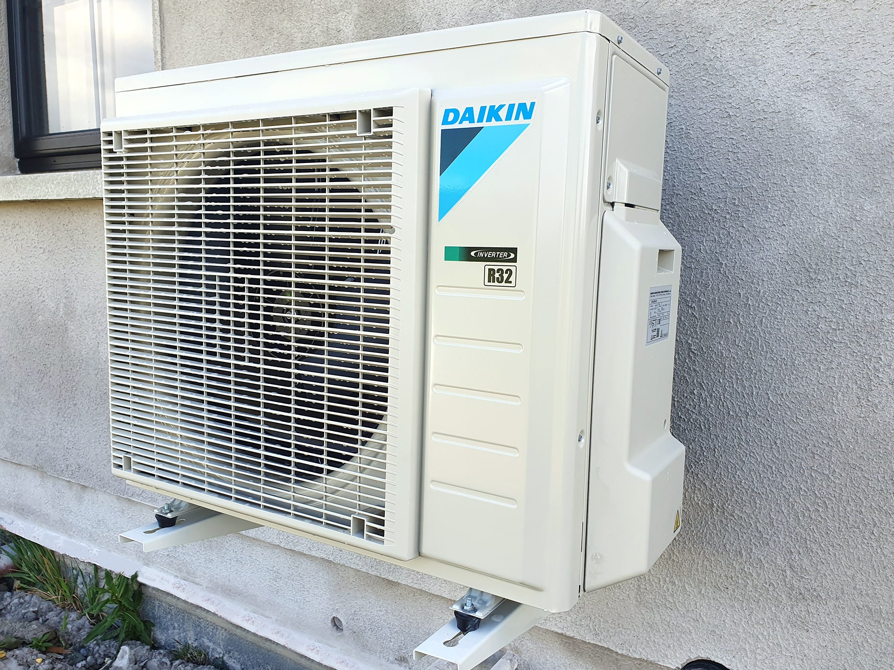 Daikin Outdoor on unit on cantilever brackets