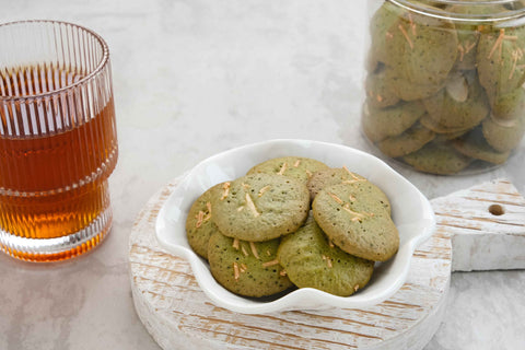 Matcha Cookies au chocolat blanc avec du thé froid