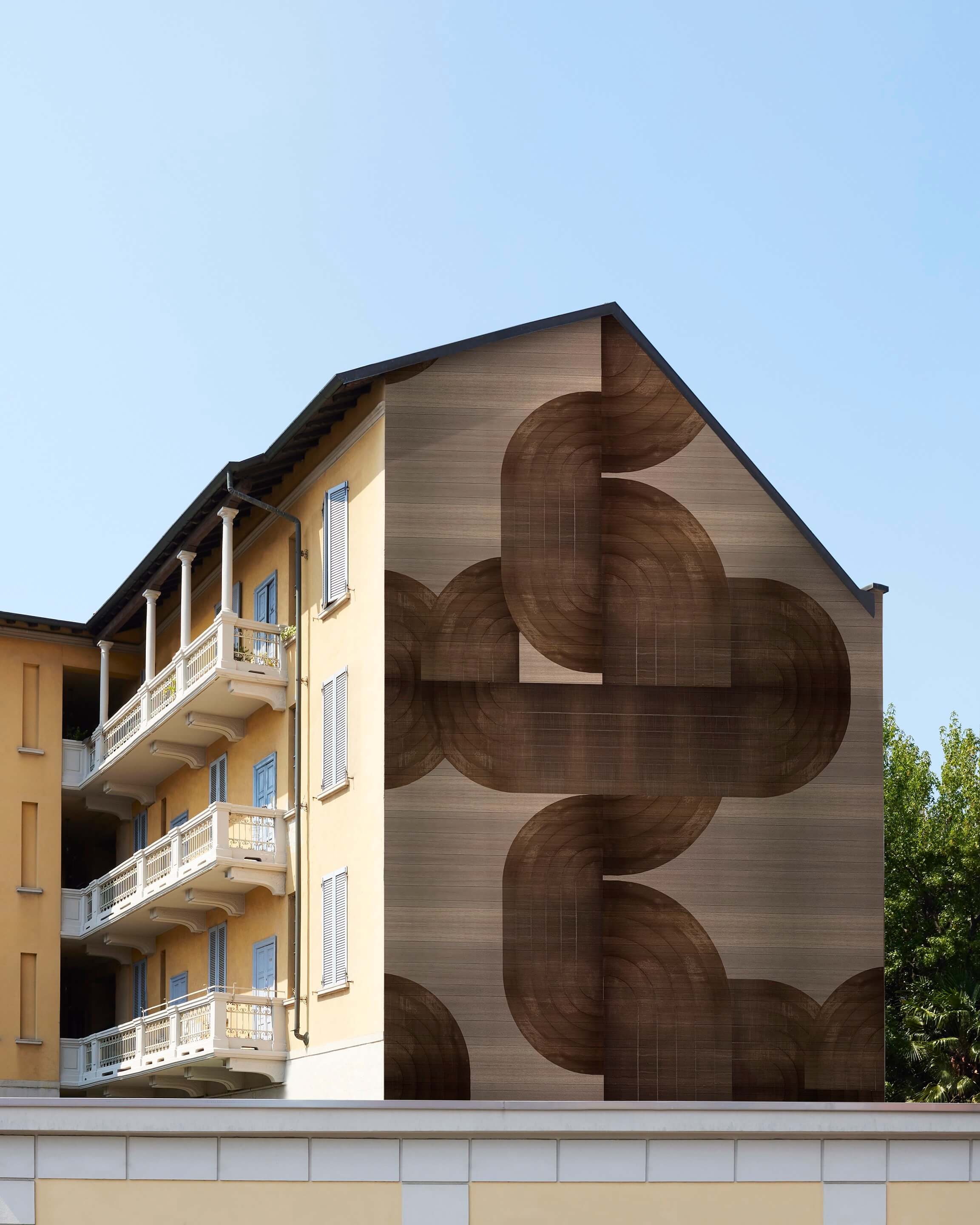 Outdoorová tapeta inštalovaná na rezidenčnej budove značky Wall&Deco | Weaves