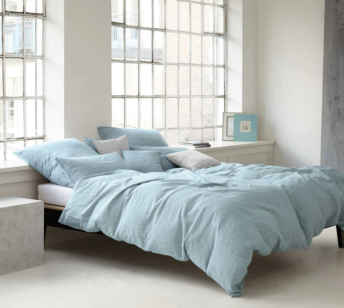 Luxusné posteľné priadlo v jemnej modrej farbe od značky Elegante
