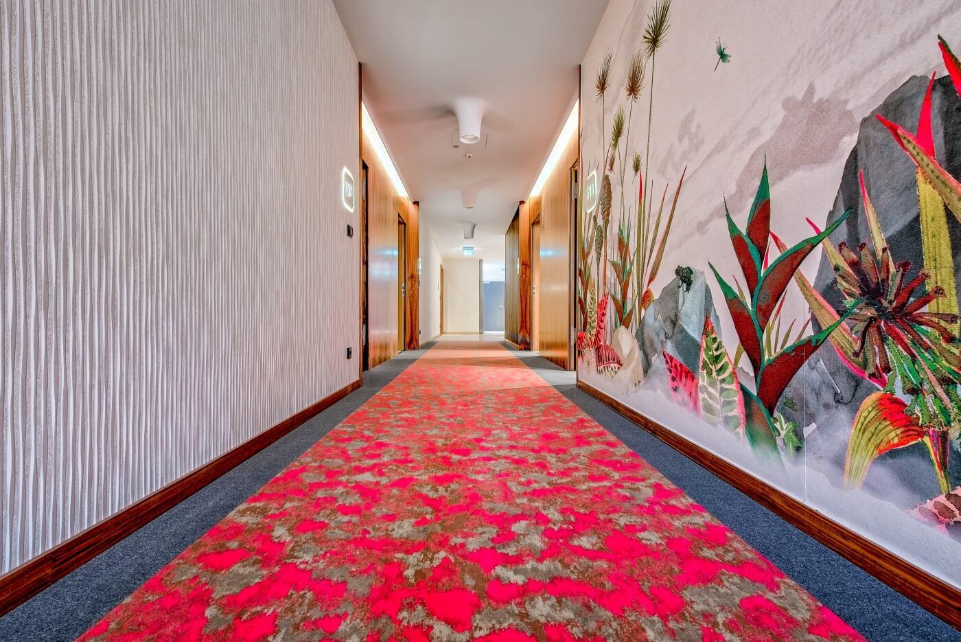 červený dizajnový hotelový koberec  so vzorom značky Vorwerk