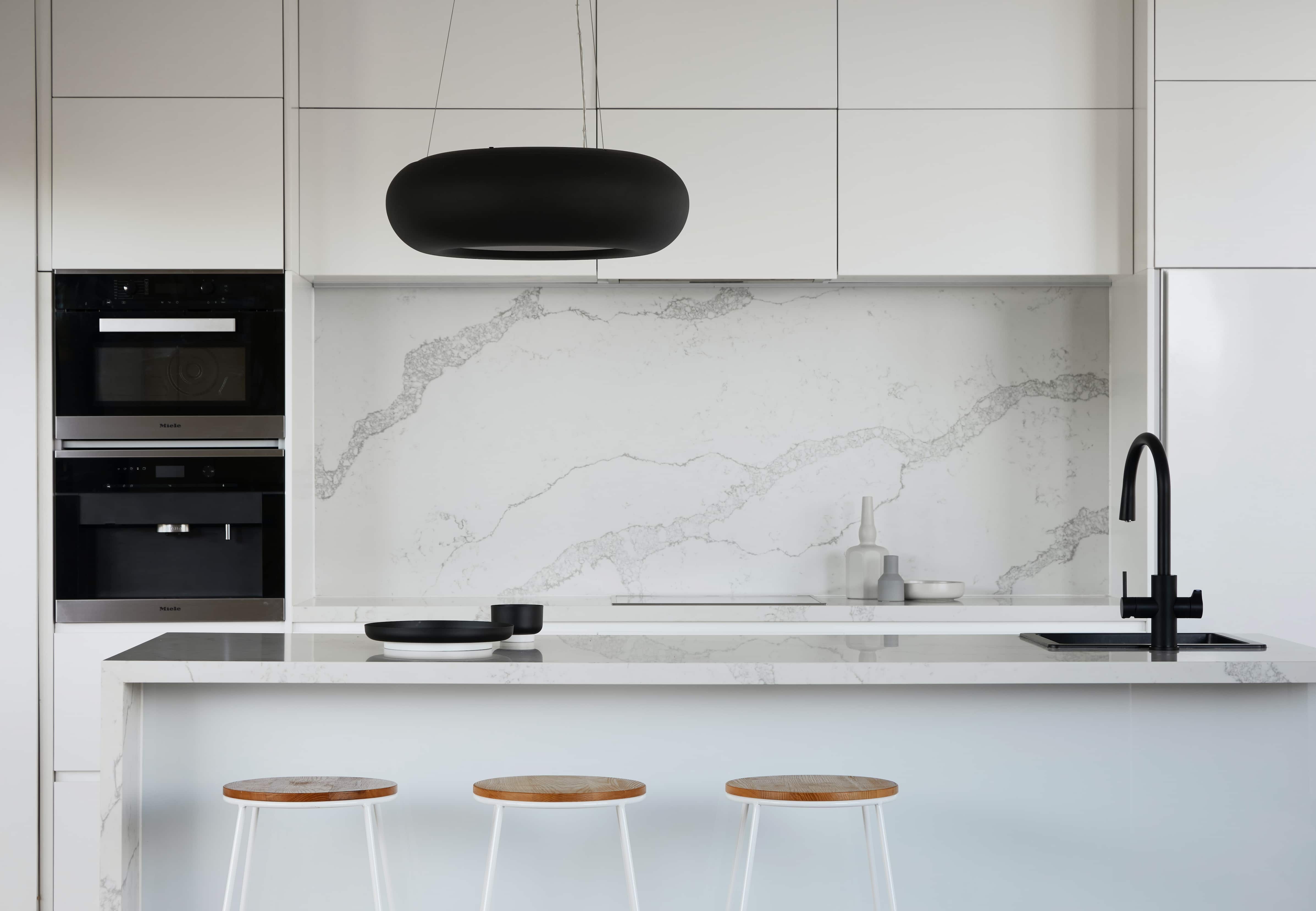 Jednoduchý dizajn kuchyne v minimalistickom štýle s bielymi farbami